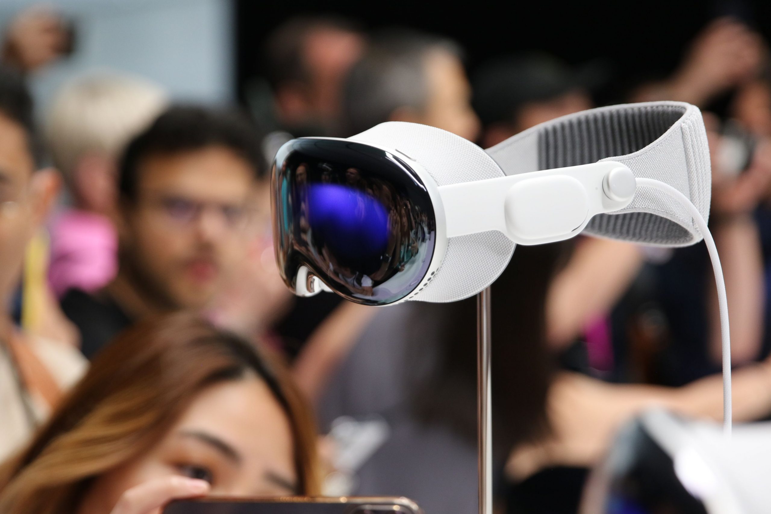 Apple, nevoită să reducă drastic previziunile de producție pentru căștile VR Vision Pro. Cauza ar fi provocările legate de design