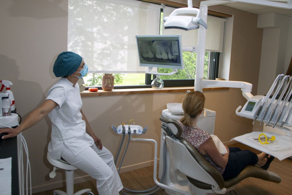 Deciziile abuzive ale Colegiului Medicilor Stomatologi din România afectează accesul la servicii stomatologice de bază, spune Dr. Laura Ilian