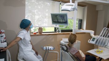 Deciziile abuzive ale Colegiului Medicilor Stomatologi din România afectează accesul la servicii stomatologice de bază, spune Dr. Laura Ilian