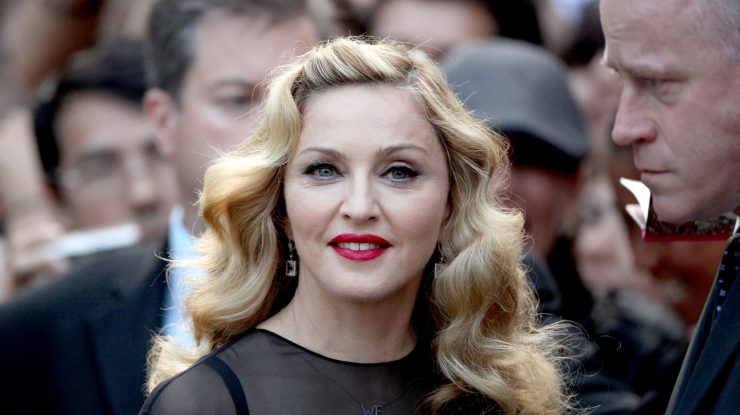 Madonna este dată în judecată de doi fani pentru că a apărut la concert cu două ore întârziere