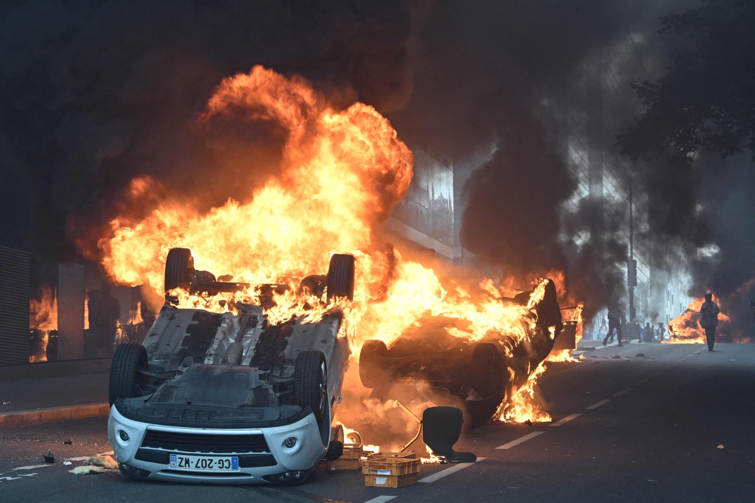 Franța se pregătește pentru o a cincea noapte de violențe. Gaze lacrimogene folosite în noi tensiuni între poliție și protestatari la Marsilia