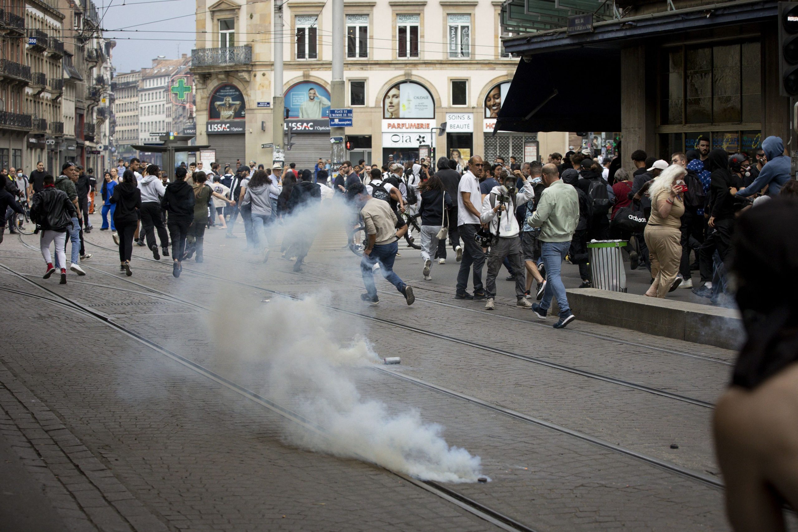 SONDAJ. 7 din 10 francezi sunt în favoarea instaurării stării de urgență. Franța se confruntă cu proteste, după ce un adolescent a fost ucis de un agent de poliție