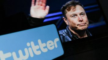 Twitter a pierdut aproape jumătate din veniturile din publicitate de când compania a fost preluată de Elon Musk