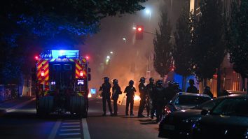 Tensiunile de pe străzile Franței scad, numărul arestărilor în noaptea de duminică spre luni s-a redus. Săptămâna începe cu reuniuni la Elysee și mitinguri