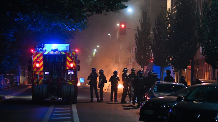 Tensiunile de pe străzile Franței scad, numărul arestărilor în noaptea de duminică spre luni s-a redus. Săptămâna începe cu reuniuni la Elysee și mitinguri