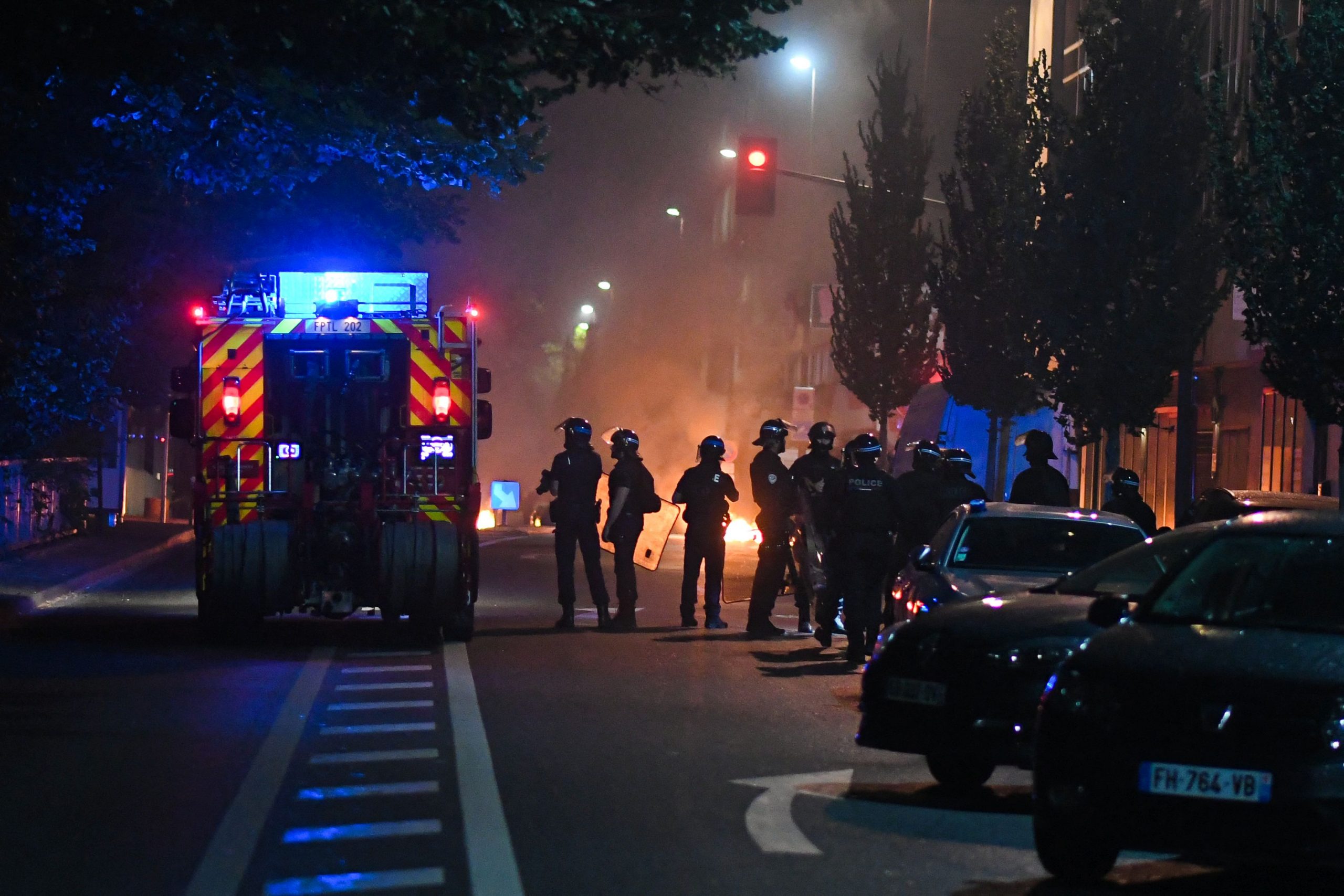 Tensiunile de pe străzile Franței scad, numărul arestărilor în noaptea de duminică spre luni s-a redus. Săptămâna începe cu reuniuni la Elysee și mitinguri