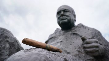Un trabuc pe jumătate fumat de Winston Churchill a fost scos la licitație