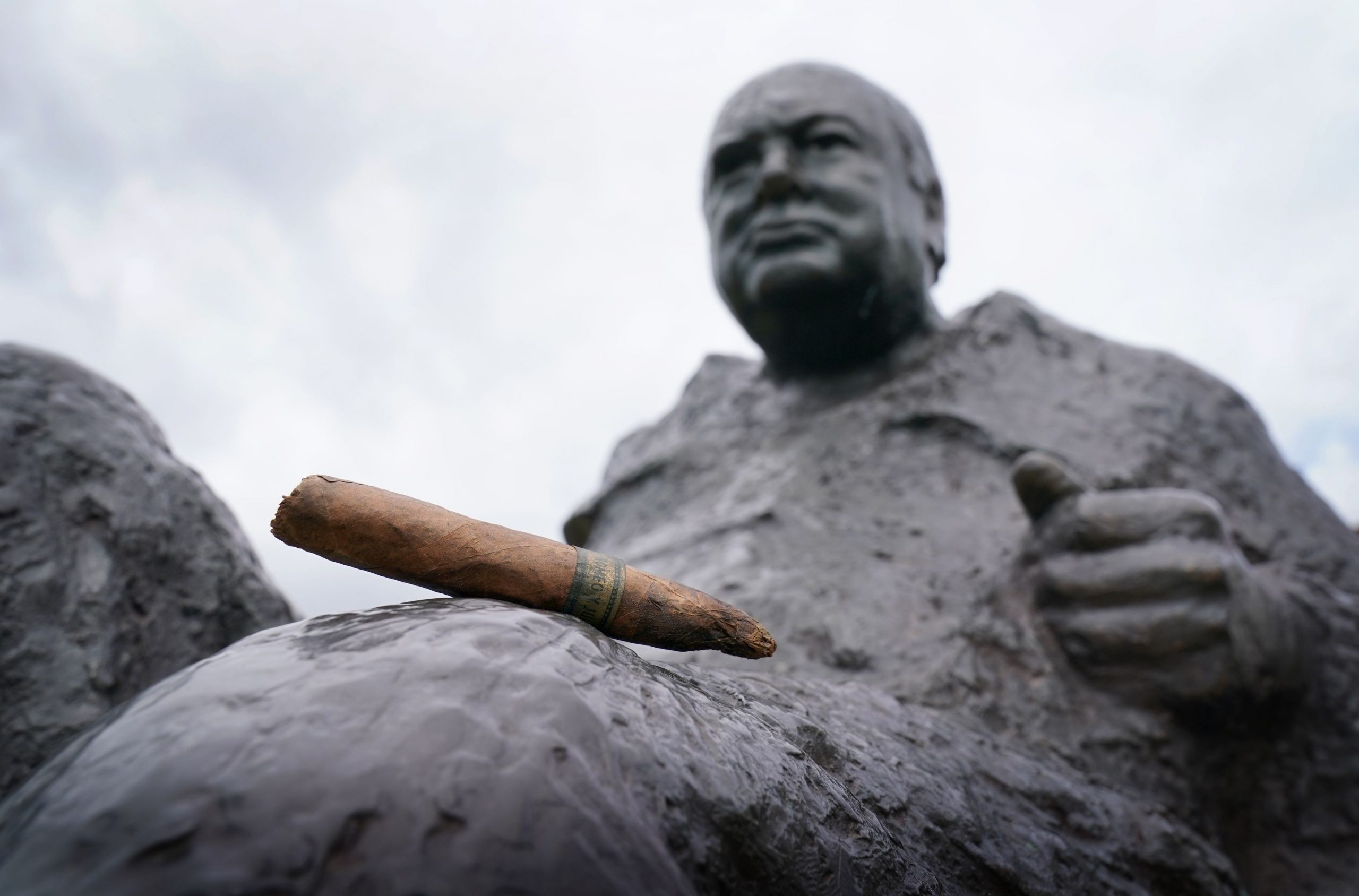 Un trabuc pe jumătate fumat de Winston Churchill a fost scos la licitație