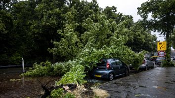 VIDEO. Olanda, lovită de cea mai puternică furtună de vară înregistrată vreodată. Momentul în care o rulotă este luată de vânt