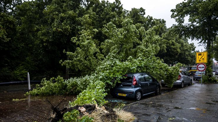 VIDEO. Olanda, lovită de cea mai puternică furtună de vară înregistrată vreodată. Momentul în care o rulotă este luată de vânt