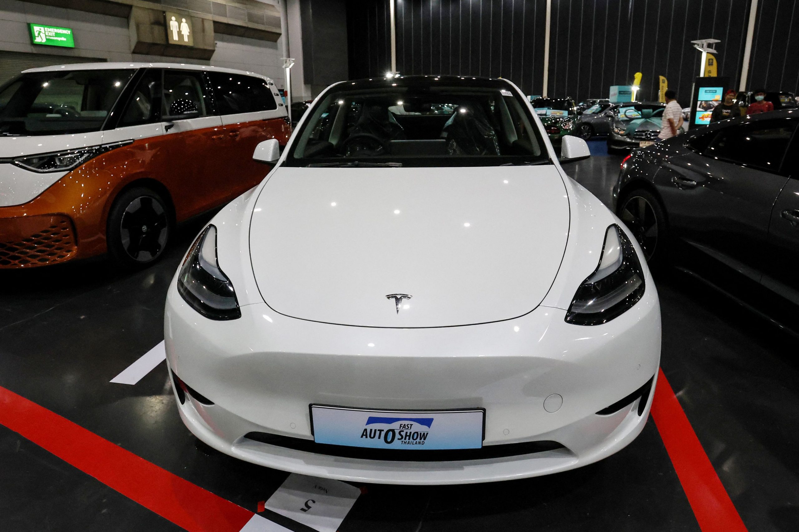 MrBeast oferă cadou o Tesla pentru a marca lansarea Threads-ului lui Zuckerberg