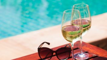 Un șpriț de vară. Specialista în vinuri Alina Iancu te învață cum alegi vinul perfect pentru caniculă