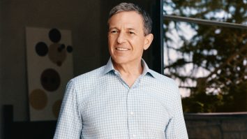 CEO-ul Disney, Bob Iger, îi numește pe protestatarii de la Hollywood „nerealiști”. Criticii numesc pachetul său salarial de 27 de milioane de dolari nerealist