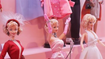 O colecție specială: Un bărbat a cheltuit 30.000 de lire sterline pe 600 de păpuși Barbie