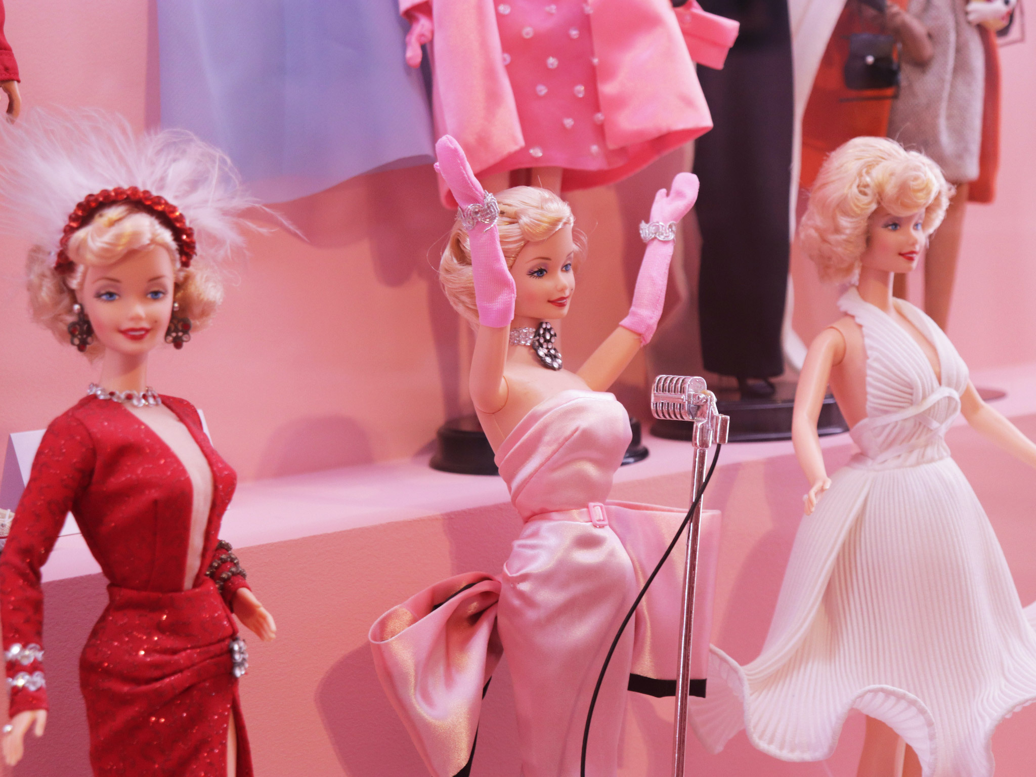 O colecție specială: Un bărbat a cheltuit 30.000 de lire sterline pe 600 de păpuși Barbie