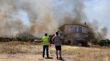 VIDEO. Un incendiu forestier din apropierea orașului Atena a dus la evacuarea a 1.200 de copii. Un bărbat suspectat a fost arestat