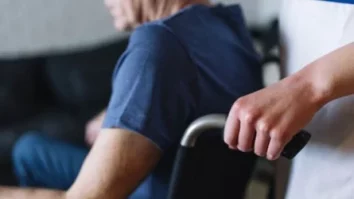 Bătrânii din azilul din Mureș sunt greu de îngrijit, nu au nici măcar dosare medicale