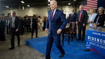 VIDEO. Fapte, nu vorbe. Joe Biden a coborât de pe scenă fără să semneze ordinul executiv pe care îl promova în discursul său