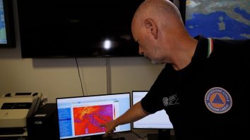 O „furtună de căldură severă” se îndreaptă spre Europa. Mii de oameni au fost evacuați în urma unor incendii de pădure pe insulele spaniole