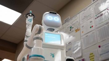 Pot forma medicul și inteligența artificială o echipă bună? În timp ce spitalele din America au primii asistenți medicali roboți, medicii din România pierd 2-3 ore zilnic din cauza birocrației