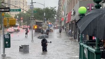 Inundațiile din New York au ucis o persoană și au forțat închiderea drumurilor principale. Ploile au provocat pagube de zeci de milioane de dolari