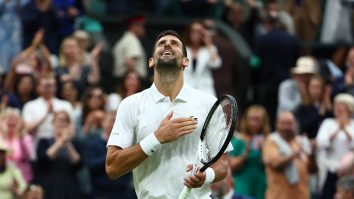 Amendă de 8.000 de dolari pentru Novak Djokovic la Wimbledon, după ce și-a zdrobit racheta de stâlpul fileului