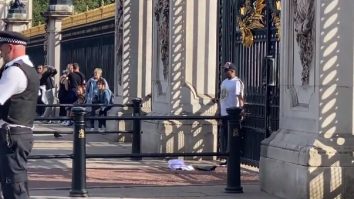 Alertă la Palatul Buckingham: Un bărbat s-a legat cu niște cătușe de porți. Turiștii, avertizați să părăsească zona