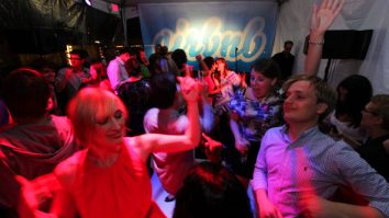 Un angajat Google de 27 de ani a devenit Gatsby de pe Silicon Valley. Cine e omul care organizează cele mai tari petreceri