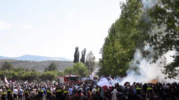 FOTO. Protestele violente anti LGBTQ+ i-au obligat pe organizatorii festivalului Tbilisi Pride să anuleze evenimentul