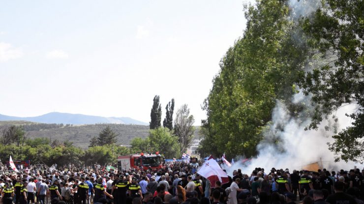 FOTO. Protestele violente anti LGBTQ+ i-au obligat pe organizatorii festivalului Tbilisi Pride să anuleze evenimentul