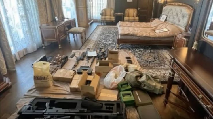 FOTO. Raid la palatul din Sankt Petersburg al lui Evgheni Prigojin. Serviciile de securitate au confiscat peruci, arme și lingouri de aur