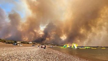Vânturile puternice vor îngreuna lupta pompierilor împotriva incendiilor din Rodos. 30.000 de oameni au fost forțați să evacueze zona