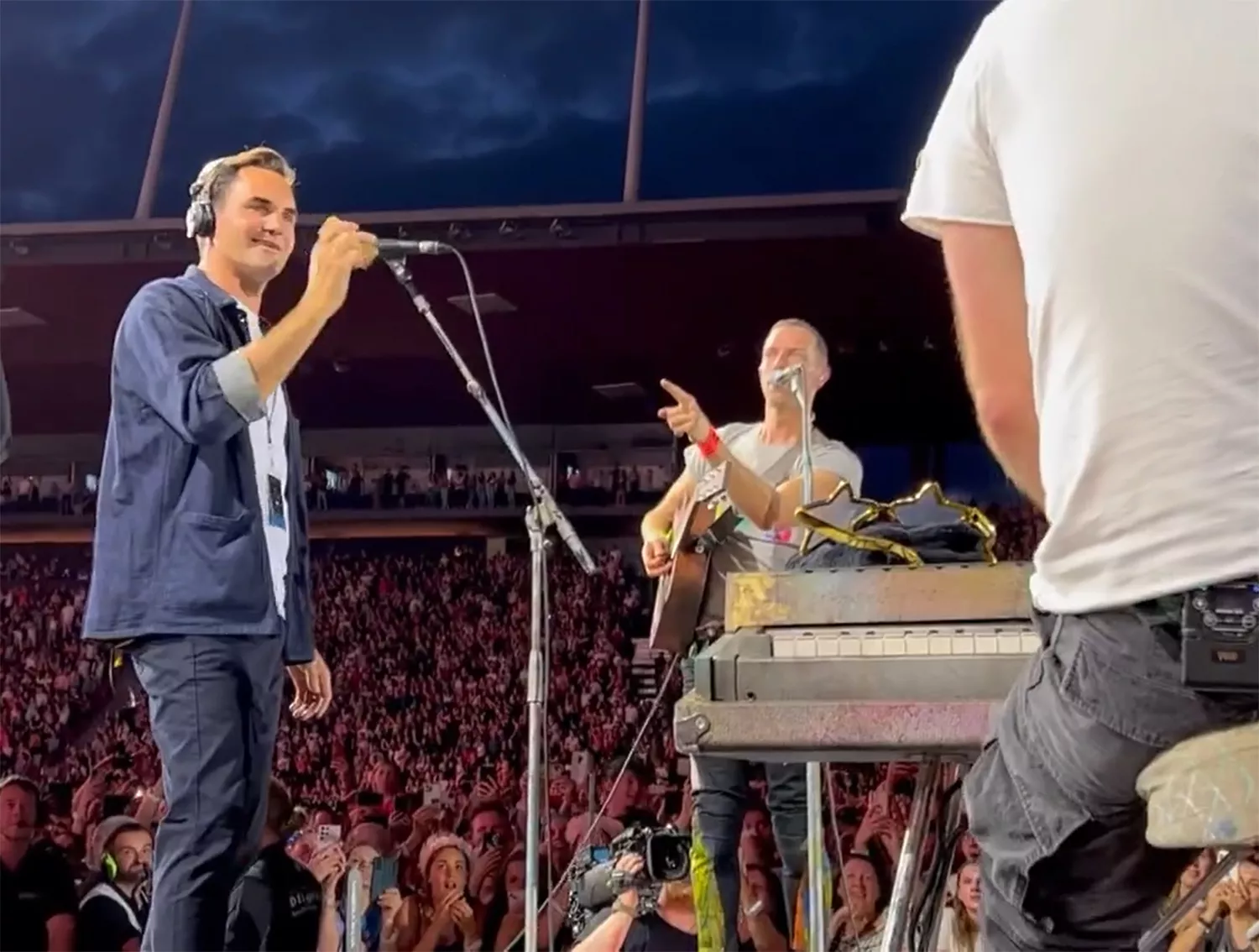 FOTO. Roger Federer se alătură trupei Coldplay pe scenă pentru un concert inedit. Ce rol a avut fostul campion de tenis