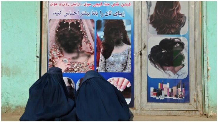 Noi restricții pentru femeile din Afganistan. Talibanii ordonă închiderea saloanelor de coafură și de înfrumusețare