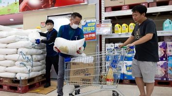 Criză de sare în Coreea de Sud. Oamenii își fac stocuri înainte de eliberarea apei radioactive tratate de la Fukushima