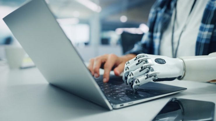 Inteligența artificială generează concedieri în domeniul tehnologic. Ce companii reduc forța de muncă umană din cauza A.I.