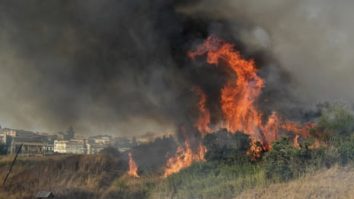 VIDEO. Vremea extremă face ravagii în Italia: incendiile de vegetație cuprind Sicilia, în timp ce nordul este lovit de grindină și ploaie