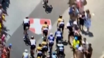 VIDEO. La un pas de tragedie. Câți cicliști s-au accidentat în Turul Franței din cauza unui selfie