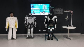 Roboții umanoizi fac primii pași în era automatizării și interacționează mai ușor cu oamenii. Cum funcționează Optimus de la Tesla
