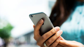 50% din tineri nu răspund la telefon atunci când îi sună părinții. Generația Z preferă să vorbească prin mesaje