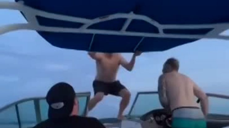 Un nou trend de pe TikTok a provocat moartea a patru persoane, inclusiv a unui tată. La ce pericol sunt expuși utilizatorii