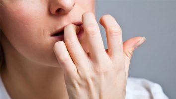 Nu te poți opri din a-ți roade unghiile? Un nou studiu sugerează că o tehnică simplă ar putea să te scape de acest obicei