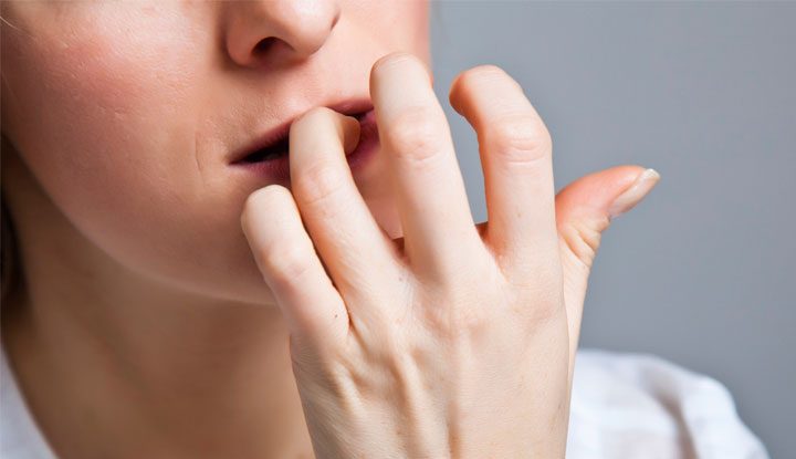 Nu te poți opri din a-ți roade unghiile? Un nou studiu sugerează că o tehnică simplă ar putea să te scape de acest obicei