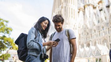 Românii își aleg vacanța printr-un singur click. Ce avantaje oferă alegerea sejurului de pe telefonul mobil