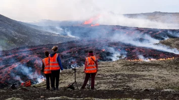 FOTO. Erupția unui vulcan din Islanda a provocat câmpuri de lavă și gaze toxice. Avertismentul dat de autorități