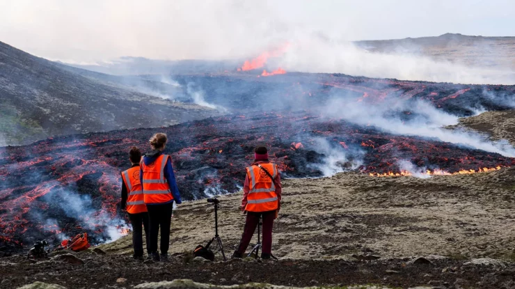FOTO. Erupția unui vulcan din Islanda a provocat câmpuri de lavă și gaze toxice. Avertismentul dat de autorități
