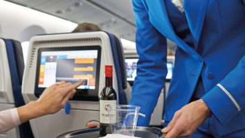 Închisoare pentru cei care se îmbată în avion. Marea Britanie trimite mesaje de avertizare pe social media