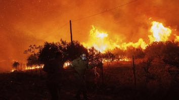 Incendiile ard Europa. Prima furtună tropicală din ultimii 84 de ani din SUA a distrus case și drumuri