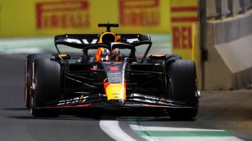 Verstappen câștigă o cursă nebună întreruptă temporar de o ploaie bruscă