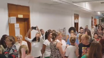 VIDEO. Protest al angajaților lui Boloș. Zeci de angajați ai Ministerului Finanțelor au părăsit posturile și vor să vorbească cu ministrul despre reforma administrației